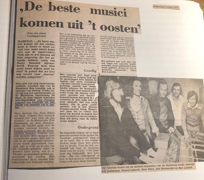 Tubantia - maandag 8 maart 1976 (foto in de BLM studio) van links naar rechts Erik Dollekamp(trompet) Dinand Leferink (zang) Aloys Elfers (zang) Arie Blankenstijn (trompet) en Ben Lansink (muzikant/studio producer).